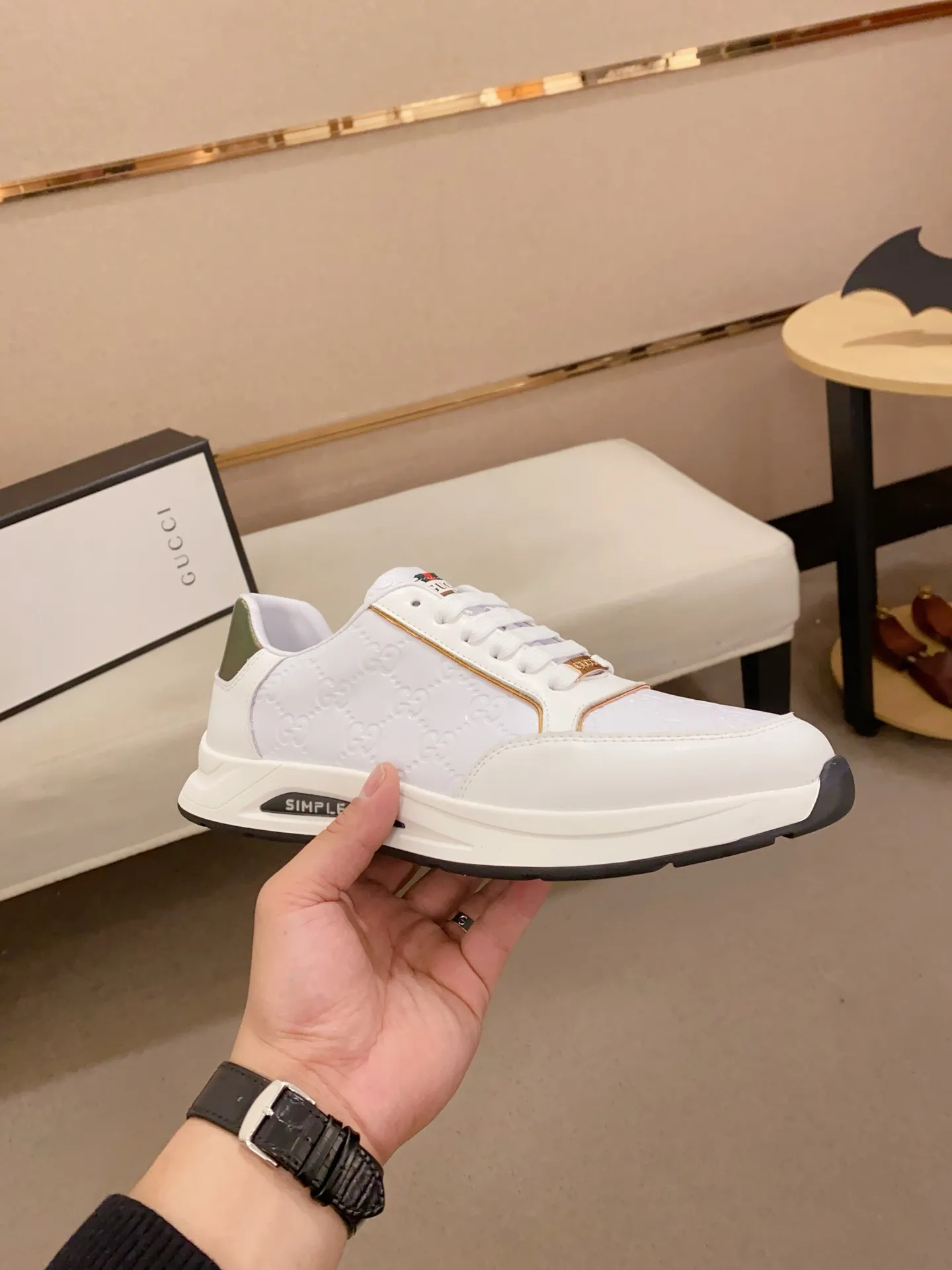 Men's shoes💰 420💰The new GUCCI (Gucci) counters are launched simultaneously. The new men's shoes, 😘fabrics are selected from imported cowhide, and the lining is sheepskin lining. 👍🏿 High-end ☄️ air-cushion molded anti-slip rubber outsole, exquisite lines, simple and elegant, comfortable and high-end for leisure travel. Code number: 38 to 44 (45 can be customized and cannot be returned or exchanged)